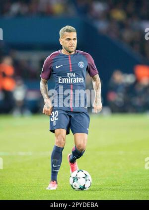 ARCHIVE PHOTO: Dani ALVES 40 ans sur 6 mai 2023, Dani ALVES (Paris), action, Ligue des champions de football, Première série 2nd, match du groupe B, Paris St. Germain - FC Bayern Munich (M) 3:0, am 27 septembre 2017 à Paris/ France. ? Banque D'Images