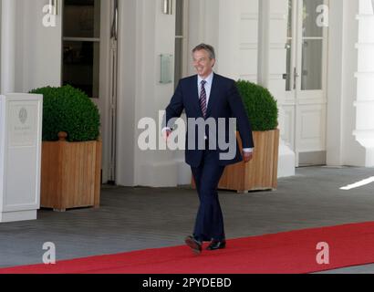 PHOTO D'ARCHIVE: Tony BLAIR a 70 ans sur 6 mai 2023, le Premier ministre britannique Tony BLAIR passe par-dessus le tapis rouge, la figure, le corps entier, salutation officielle des chefs d'État et de gouvernement par la chancelière allemande Angela Merkel avant la première session de travail du sommet de G8 à Heiligendamm, 07.06.2007. SVEN SIMON#Prinzess-Luise-Strasse 41#45479 Muelheim/R uhr #tél 0208/9413250#fax. 0208/9413260# Postgiro Essen n° 244 293 433 (BLZ 360 100 43) n° www.SvenSimon.net. Banque D'Images