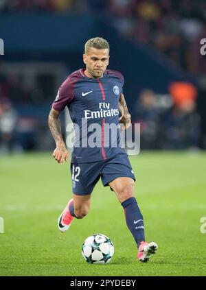 ARCHIVE PHOTO: Dani ALVES 40 ans sur 6 mai 2023, Dani ALVES (Paris), action, Ligue des champions de football, Première série 2nd, match du groupe B, Paris St. Germain - FC Bayern Munich (M) 3:0, am 27 septembre 2017 à Paris/ France. ? Banque D'Images