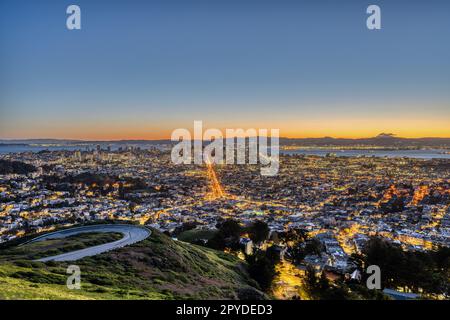 L'horizon de San Francisco en Californie avant le lever du soleil Banque D'Images