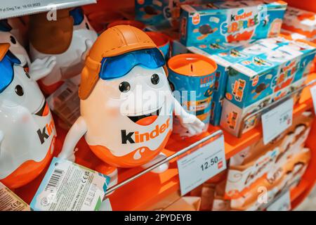 12 janvier 2023, Izmir, Turquie: Kinder surprise oeuf au chocolat avec des jouets - cadeau populaire pour enfants et bonbons Banque D'Images