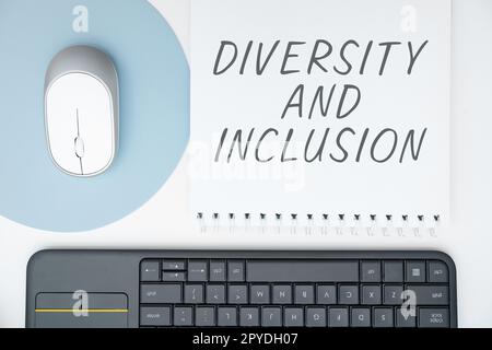Affiche manuscrite diversité et inclusion. Le mot écrit sur la différence humaine de l'aire de répartition inclut la race ethnicité sexe Banque D'Images