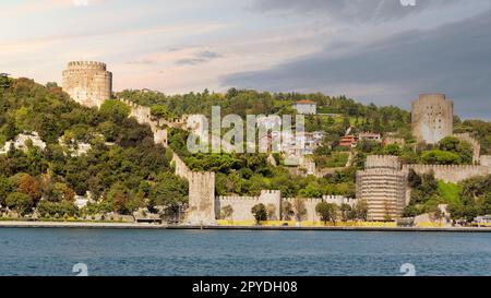 Rumelihisari, ou château de Bogazkesen, sur les collines de la rive européenne du détroit du Bosphore, Istanbul, Turquie Banque D'Images