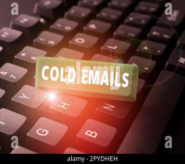 Inspiration montrant des e-mails froids de signe. E-mail non sollicité d'une idée commerciale envoyé à un destinataire sans contact préalable Banque D'Images