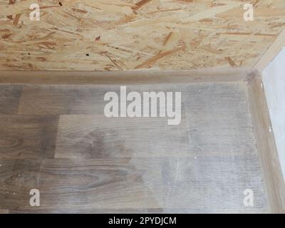 Chauffage et revêtement avec des dalles d'un balcon dans une maison d'appartements Banque D'Images