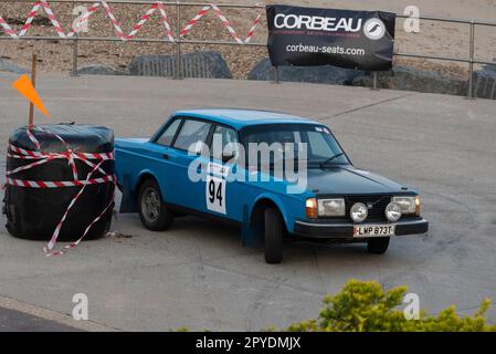 Darrell Denning en compétition une Volvo 244 classique 1979 en compétition dans le Corbeau sièges rallye sur le front de mer à Clacton, Essex, Royaume-Uni. Pilote CO Zak Linham Banque D'Images