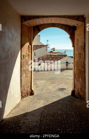Vue sur les maisons cozzy blanches avec des toits carrelés et la mer Méditerranée bleue depuis l'arche de la vieille ville d'Altea par beau temps Banque D'Images
