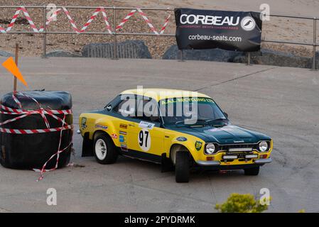 Dave Truscott en train de courir un classique Ford Escort Mk1 1972 en compétition dans le Corbeau sièges rallye sur le front de mer à Clacton, Essex, Royaume-Uni. Pilote CO Andy Simpson Banque D'Images