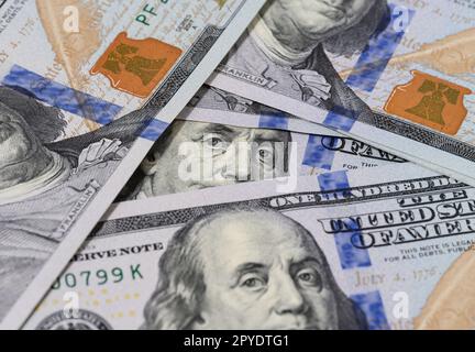 Fragment d'une facture de cent dollars avec un portrait de Benjamin Franklin sous une loupe, oeil Banque D'Images