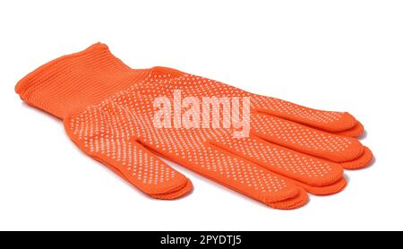 Gants de travail en tissu orange sur fond blanc. Vêtements de protection pour les travailleurs manuels, vue de dessus Banque D'Images