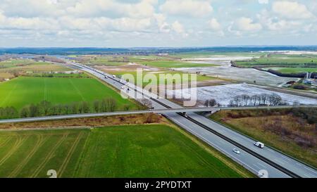Vue aérienne d'un drone sur l'autoroute A7 dans le nord de l'Allemagne entre champs et prairies. Banque D'Images