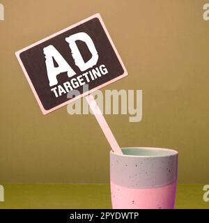 Légende conceptuelle ciblage publicitaire. Le concept d'entreprise cible les publics les plus réceptifs avec certains traits Banque D'Images