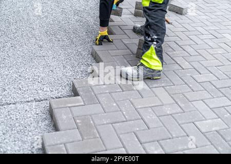 construction d'un trottoir à partir de blocs de béton Banque D'Images