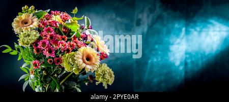 Composition avec un bouquet de fleurs fraîchement coupées Banque D'Images