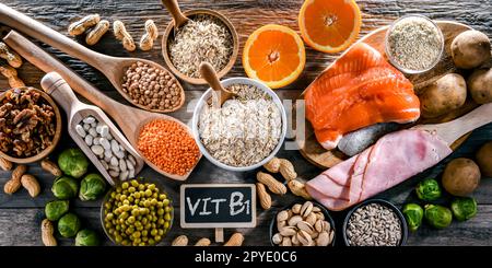 Composition avec des produits alimentaires riches en thiamine ou en vitamine B1 Banque D'Images