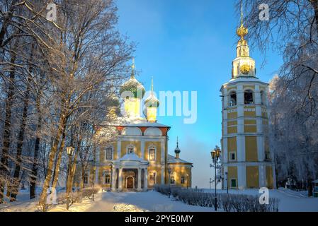 L'ancienne cathédrale de Transfiguration avec un clocher au début de l'hiver matin. Uglich, l'anneau d'or de la Russie Banque D'Images