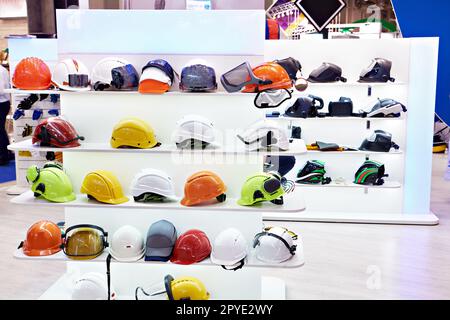 Casques de sécurité pour les constructeurs et les travailleurs en magasin Banque D'Images