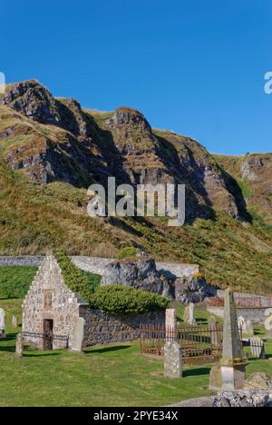 Le terrain isolé de Burial d'Ecclesgreig au sommet de la plage de St Cyrus sur la côte est de l'Écosse, près de Montrose. Banque D'Images