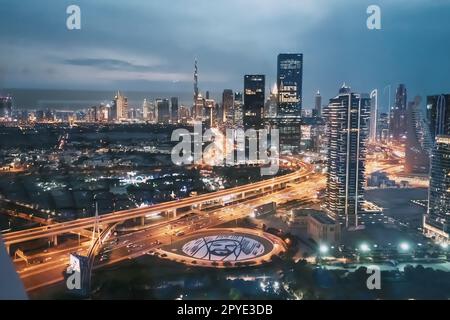 13 janvier 2023, Émirats Arabes Unis, Dubaï : vue aérienne de nuit du cadre de Dubaï aux gratte-ciels imposants et à l'architecture moderne du centre financier et de Zabee Banque D'Images