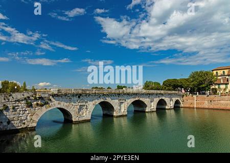 Ancien pont romain de Tiberius à Rimini Banque D'Images