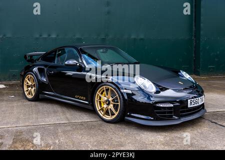 2010 Porsche 911 GT2 RS, exposée au Scramble d'avril qui s'est tenu au Bicester Heritage Centre le 23rd avril 2023. Banque D'Images