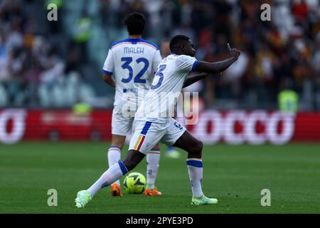 Turin, Italie. 03rd mai 2023. Samuel Umtiti de nous Lecce gestes pendant la série Un match entre Juventus FC et nous Lecce au stade Allianz sur 3 mai 2023 à Turin, Italie . Credit: Marco Canoniero / Alamy Live News Banque D'Images