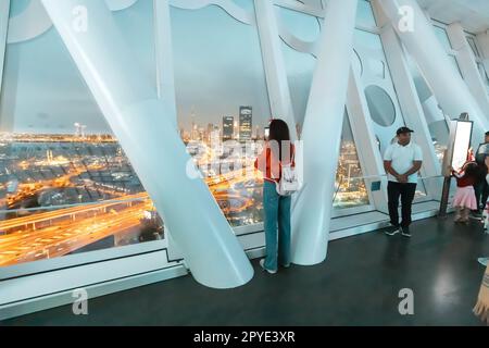 13 janvier 2023, Émirats Arabes Unis, Dubaï : touristes au point de vue de l'intérieur du cadre de Dubaï Banque D'Images