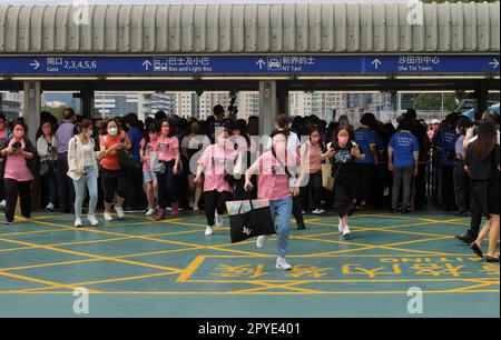 Les fans de Cantopop star et membre du groupe de garçons local Mirror, Anson Lo Hon-ting, se précipitent dans Sha Tin Racecourse. 30APR23 SCMP / Kenneth Chan. Banque D'Images