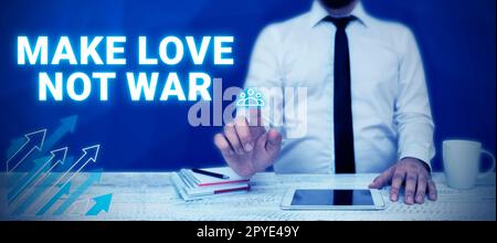 Signe d'écriture à la main faire l'amour pas la guerre. Mot pour Un texte hippie anti-guerre encourageant l'amour et la paix Banque D'Images