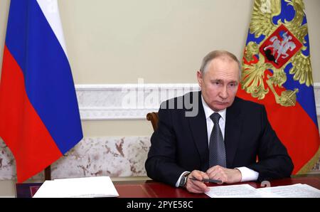 Saint-Pétersbourg, Russie. 02nd mai 2023. Le président russe Vladimir Poutine tient une réunion vidéo-conférence avec le gouverneur du territoire de l'Altaï, Viktor Tomenko, 2 mai 2023, à Saint-Pétersbourg, en Russie. Credit: Mikhail Klimentyev/Kremlin Pool/Alamy Live News Banque D'Images