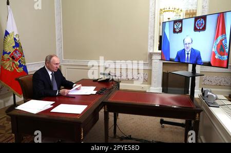 Saint-Pétersbourg, Russie. 02nd mai 2023. Le président russe Vladimir Poutine tient une réunion vidéo-conférence avec le gouverneur du territoire de l'Altaï, Viktor Tomenko, 2 mai 2023, à Saint-Pétersbourg, en Russie. Credit: Mikhail Klimentyev/Kremlin Pool/Alamy Live News Banque D'Images