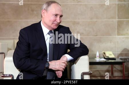 Saint-Pétersbourg, Russie. 02nd mai 2023. Le président russe Vladimir Poutine écoute le directeur artistique du théâtre Mariinsky Valery Gergiev lors d'une visite à l'occasion de son anniversaire de 70th, à 2 mai 2023, à Saint-Pétersbourg, en Russie. Credit: Mikhail Klimentyev/Kremlin Pool/Alamy Live News Banque D'Images