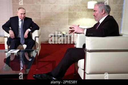 Saint-Pétersbourg, Russie. 02nd mai 2023. Le président russe Vladimir Poutine, à gauche, a effectué une visite sociale avec le directeur artistique du théâtre Mariinsky Valery Gergiev pour marquer son anniversaire de 70th, à 2 mai 2023, à Saint-Pétersbourg, en Russie. Credit: Mikhail Klimentyev/Kremlin Pool/Alamy Live News Banque D'Images