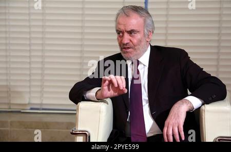 Saint-Pétersbourg, Russie. 02nd mai 2023. Le directeur artistique du théâtre Mariinsky Valery Gergiev parle avec le président russe Vladimir Poutine, 2 mai 2023, à Saint-Pétersbourg, en Russie. Poutine a appelé Gergiev à lui souhaiter un joyeux anniversaire de 70th ans. Credit: Mikhail Klimentyev/Kremlin Pool/Alamy Live News Banque D'Images