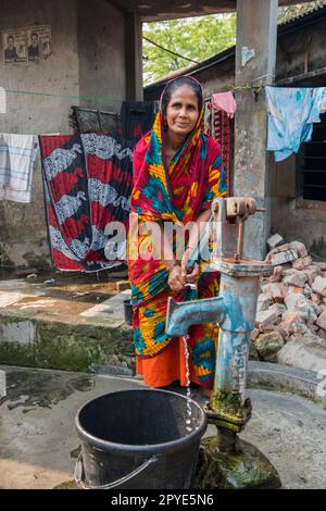 Bangladesh, Khulna, Sonadanga. Une femme recueille de l'eau dans les bidonvilles du Bangladesh. 28 janvier 2012. Usage éditorial uniquement. Banque D'Images