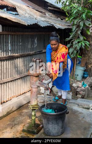 Bangladesh, Khulna, Sonadanga. Une femme de la caste Dalit recueille de l'eau au Bangladesh. 28 janvier 2012. Usage éditorial uniquement. Banque D'Images