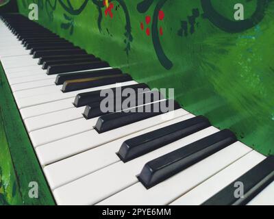 Un piano ou piano est un instrument de musique à percussion à cordes et à clavier. Une octave est un intervalle musical dans lequel le rapport des fréquences entre les sons est de un à deux. Piano vert. Banque D'Images