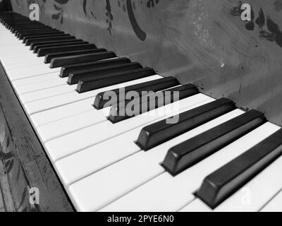 Un piano ou piano est un instrument de musique à percussion à cordes et à clavier. Une octave est un intervalle musical dans lequel le rapport des fréquences entre les sons est de un à deux. Noir et blanc monochrome. Banque D'Images