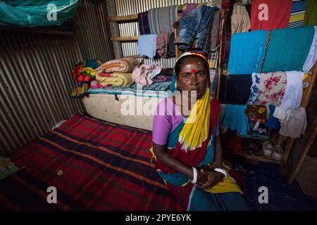 Bangladesh, Khulna, Sonadanga. Une femme dans sa maison à Sonadanga. 18 mars 2017. Usage éditorial uniquement. Banque D'Images
