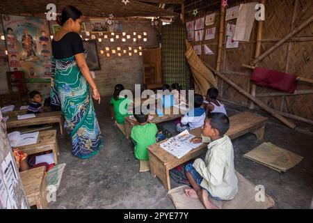 Bangladesh, Khulna, Sonadanga. Des enfants de la caste Dalit fréquentent l'école au Bangladesh. 19 mars 2017. Usage éditorial uniquement. Banque D'Images