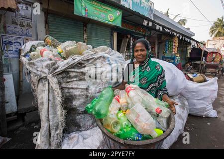 Bangladesh, Khulna, Sonadanga. Une femme travaille à la collecte de bouteilles recyclées dans les rues du Bangladesh. 19 mars 2017. Usage éditorial uniquement. Banque D'Images