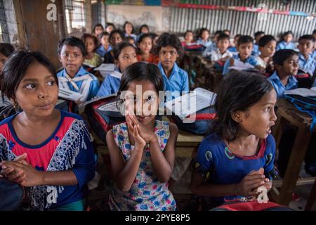 Bangladesh, Cox's Bazar. Les enfants apprennent à l'école dans le camp de réfugiés de Kutupalong Rohingya. 24 mars 2017. Usage éditorial uniquement. Banque D'Images