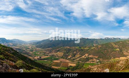 Aperçu des vignobles dans les plaines et les collines. Agriculture. Banque D'Images