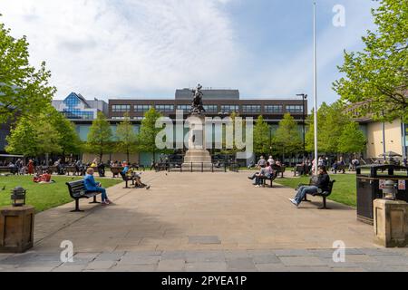 Une vue sur la statue de St George et les gens passant du temps sur la place Old Eldon dans la ville de Newcastle upon Tyne, Royaume-Uni. Banque D'Images