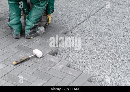 construction d'un trottoir à partir de blocs de béton Banque D'Images