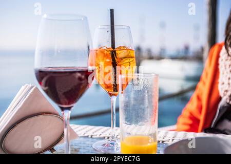 Les meilleurs moments : verres élégants sur une table de bar en bord de mer Banque D'Images