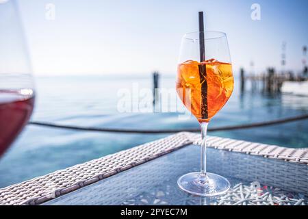 Les meilleurs moments : verres élégants sur une table de bar en bord de mer Banque D'Images