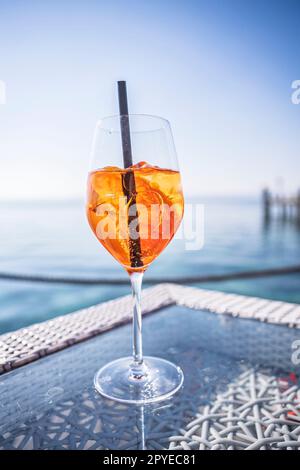 Les meilleurs moments : verres élégants sur une table de bar en bord de mer Banque D'Images