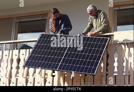 Deux Hommes Assemblent Une Centrale électrique De Balcon Pour
