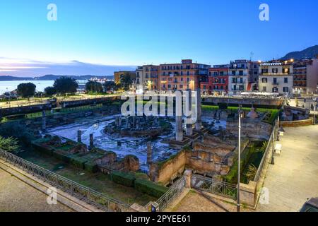 Les ruines d'un important temple de la Rome antique à Pozzuoli, une ville de la région Campanie. Banque D'Images